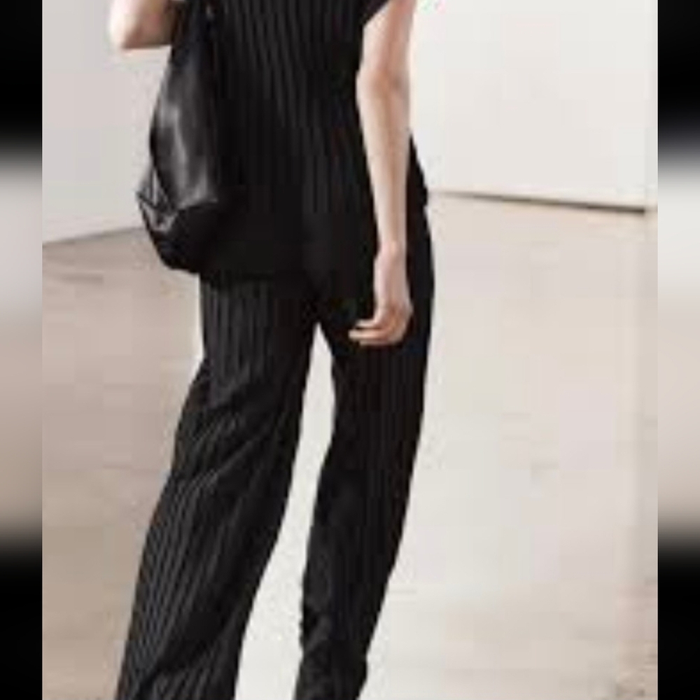 Zara Women's Pleated Straight Leg Pants Black Size S NWOT
